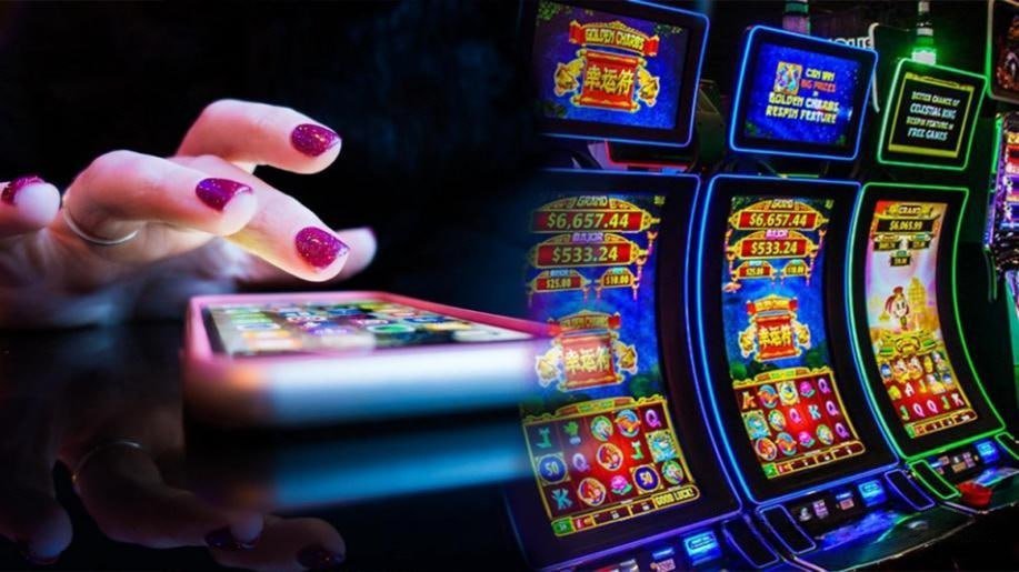 Esports နှင့် ဘောလုံး Sportsbook ပြိုင်ပွဲများကို မိုဘိုင်းဖုန်းဖြင့် ကစားနေသောမြင်ကွင်း